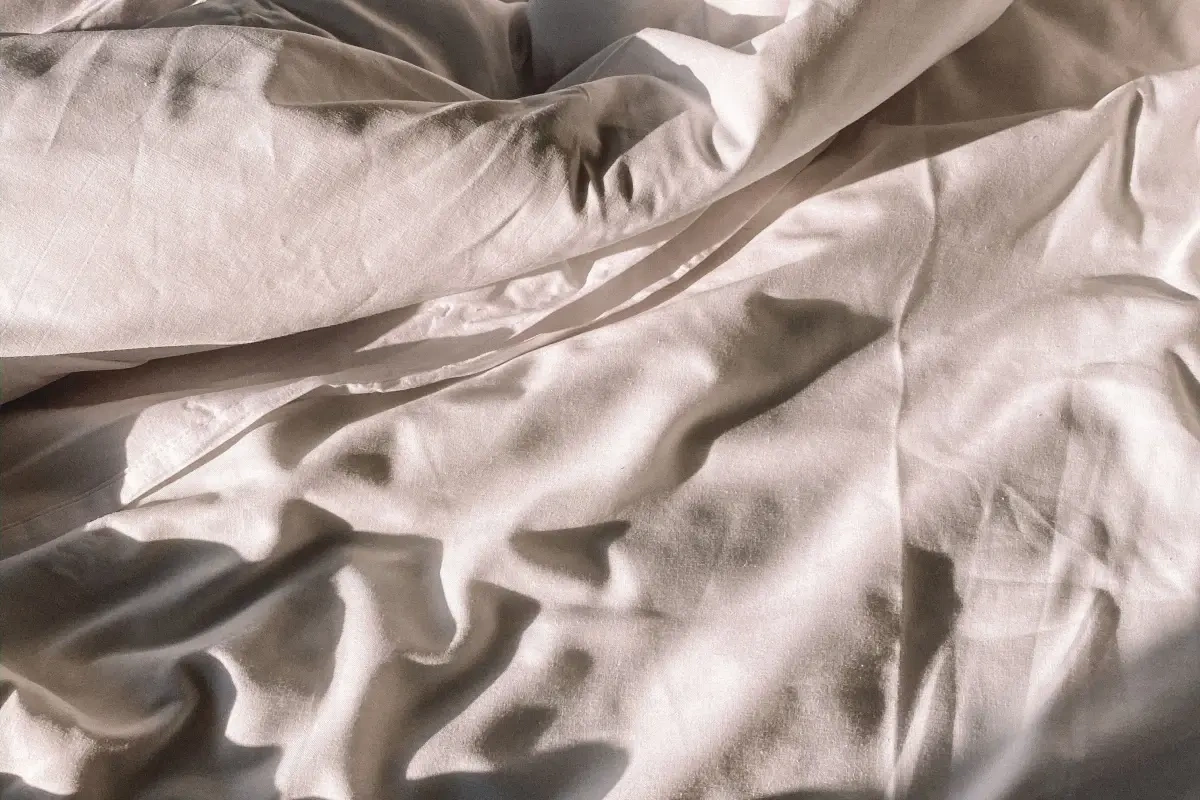 Har du svært ved at falde i søvn om aftenen? Her er 3 grunde til at en kugledyne måske kan hjælpe